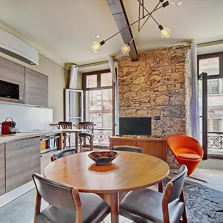 Mmogroom - Industrial Style - Spacious - Ac - Wifi- Center Apartment *